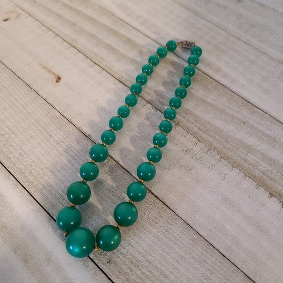 Vintage Green Acrylic Moonglow Graduated Beads Beaded Necklace Box Clasp - Picture 2 of 10